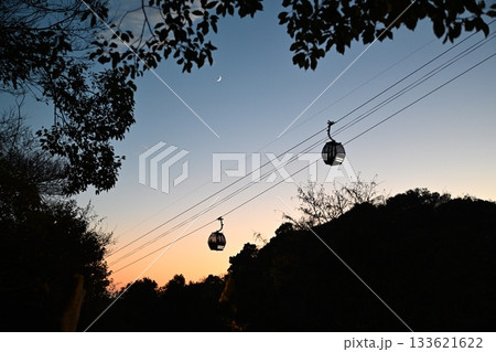 夕焼けとロープウェイのゴンドラ 133621622