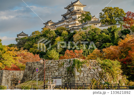 紅葉に彩られた姫路城 133621892