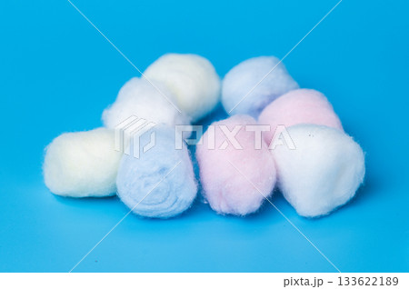 cotton balls 133622189