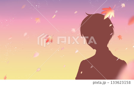 風になびく学生　紅葉　シルエット　夕暮れ 133623158