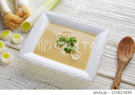 vichyssoise cream soup with leeks on white wood 133623894