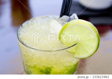 Cocktail mojito ice lemon straws 133623962