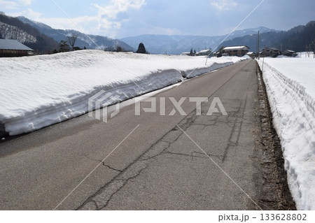 豪雪地方の道路 山形県 豪雪地方の道路 山形県 133628802