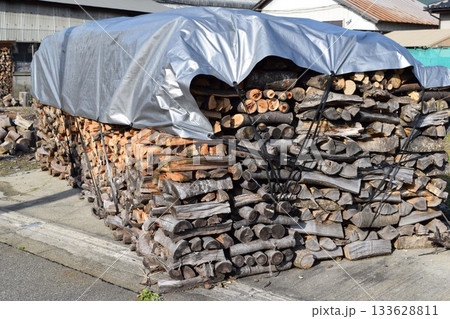 たきぎ 薪ストーブの燃料 133628811