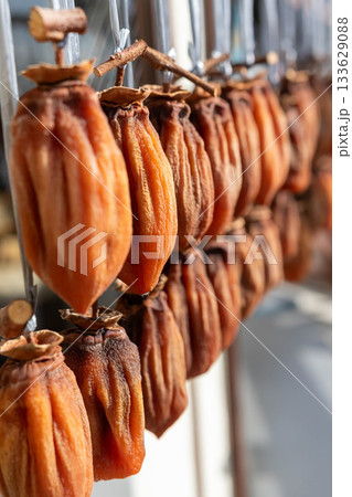天日干しされる干し柿 133629088