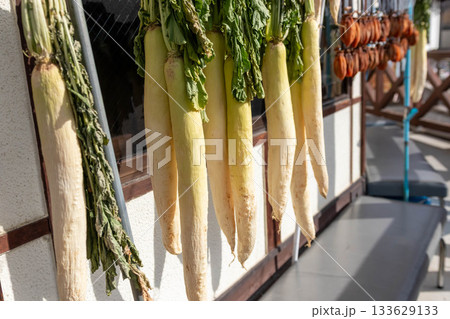 軒先に吊るされた大根 軒先に吊るされた大根 133629133