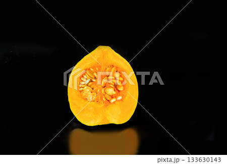 1/4にカットしたカボチャ 133630143