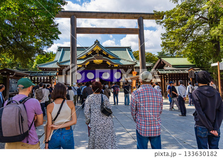 東京都　靖国神社　拝殿前で秋季例大祭を見物する観光客 133630182