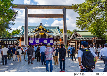 東京都　靖国神社　拝殿前で秋季例大祭を見物する観光客 133630183