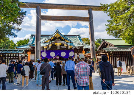 東京都　靖国神社　拝殿前で秋季例大祭を見物する観光客 133630184