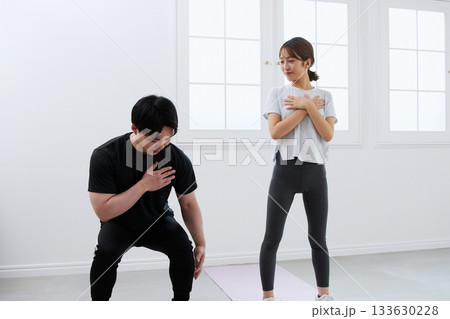 パーソナルトレーナーにトレーニングを受ける若い女性 パーソナルトレーナーにトレーニングを受ける若い女性 133630228