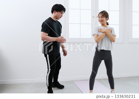 パーソナルトレーナーにトレーニングを受ける若い女性 パーソナルトレーナーにトレーニングを受ける若い女性 133630231