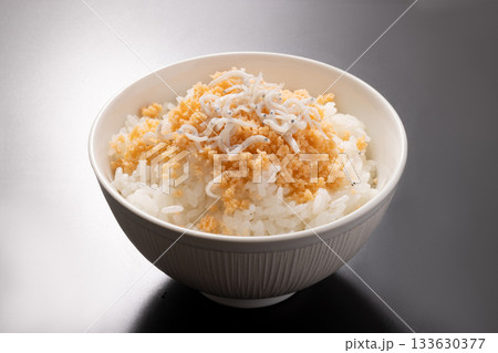 サーモンフレークと釜揚げしらす ご飯 サーモンフレークと釜揚げしらす ご飯 133630377