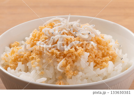 サーモンフレークと釜揚げしらす ご飯 サーモンフレークと釜揚げしらす ご飯 133630381