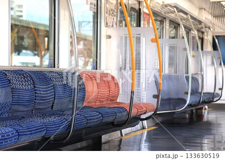 【JR九州】811系の車内(鹿児島本線:鳥栖駅) 【JR九州】811系の車内(鹿児島本線:鳥栖駅) 133630519