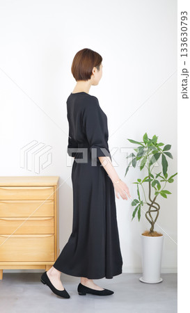 女性の秋冬ファッションコーディネート全身(縦向き) 女性の秋冬ファッションコーディネート全身(縦向き) 133630793