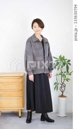 女性の秋冬ファッションコーディネート全身（縦向き） 133630794