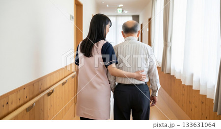介護士の寄り添う介助シーン 介護士の寄り添う介助シーン 133631064