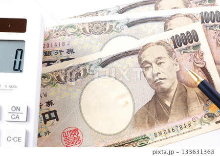 テーブルの上の一万円紙幣と電卓 133631368