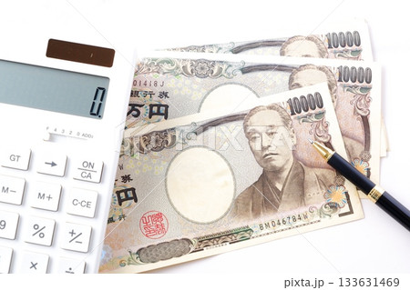 福沢諭吉の肖像の一万円紙幣と電卓、淹れたてのコーヒー 福沢諭吉の肖像の一万円紙幣と電卓、淹れたてのコーヒー 133631469