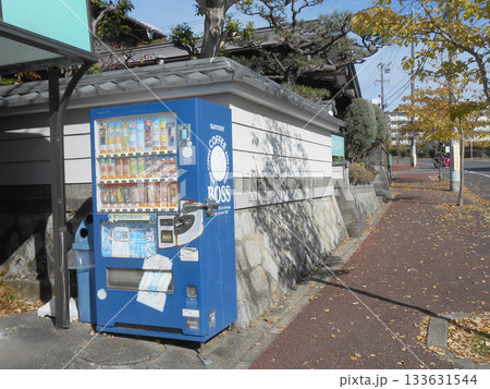 駐車場に設置された便利な飲料自販機 駐車場に設置された便利な飲料自販機 133631544