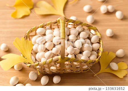 かごに盛った銀杏 133631652