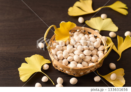 かごに盛った銀杏 かごに盛った銀杏 133631656