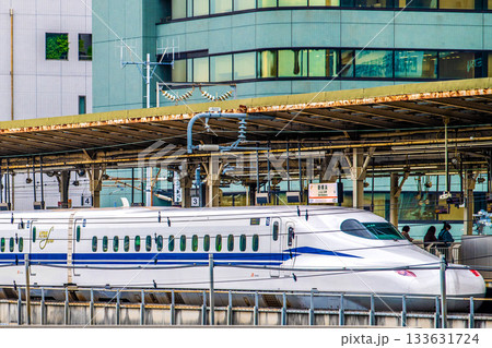日本の横浜都市景観躍進する新横浜。新横浜駅や新幹線N700Sなどを望む 133631724