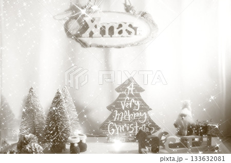 雪降るクリスマスツリー 雪降るクリスマスツリー 133632081