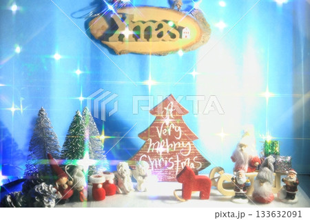 クリスマスツリーを飾るオーナメント クリスマスツリーを飾るオーナメント 133632091