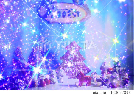 クリスマスツリーの飾りが付いたクリスマスイルミネーション クリスマスツリーの飾りが付いたクリスマスイルミネーション 133632098