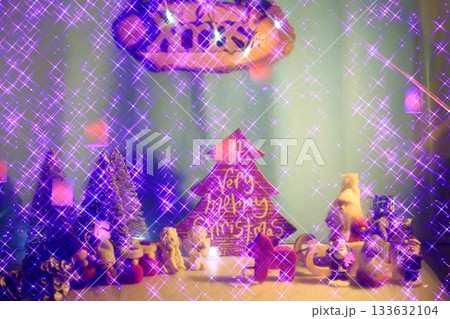 クリスマスの夜のイルミネーションで飾られたクリスマスツリー 133632104