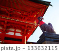 神社を参拝する人 133632115