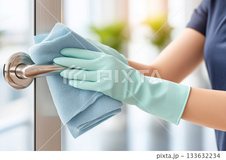 清潔維持のためのドアノブ消毒とクロス拭きの衛生対策 133632234