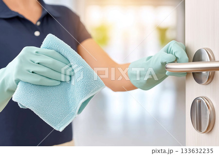 手袋を着用して行う拭き取りと表面メンテナンスの衛生対策 133632235