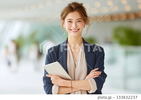 大人のキャリア像を象徴する女性の自信ある姿とビジネスシーン 133632237