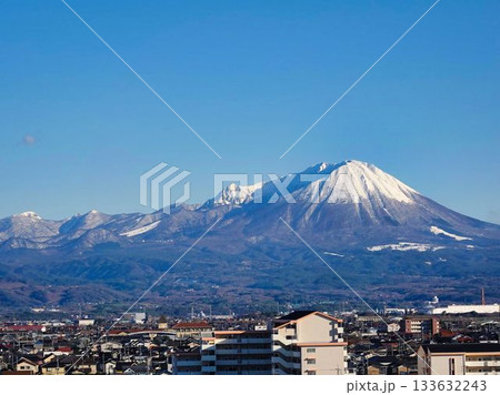 雪化粧した冬の晴れた日の冬景色 133632243