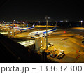 夜の空港に着陸した飛行機 133632300