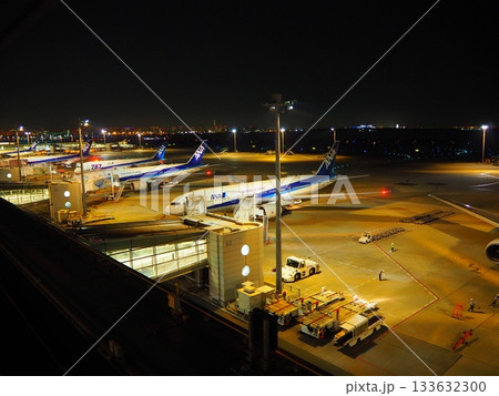 夜の空港に着陸した飛行機 夜の空港に着陸した飛行機 133632300