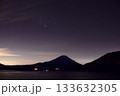 夜明けの空と星が流れる本栖湖 133632305