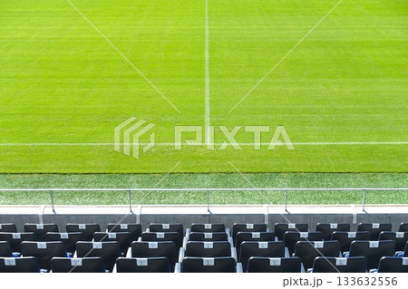 芝生が美しいサッカースタジアム 133632556