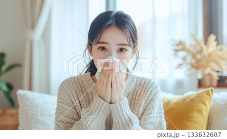 鼻をかむ若い女性 133632607
