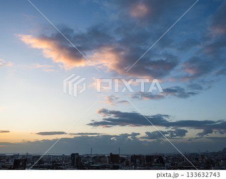 都市の夜明け　神戸市東灘区岡本の梅林公園からの日の出 133632743