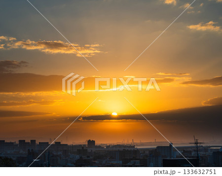 都市の夜明け　神戸市東灘区岡本の梅林公園からの日の出 133632751