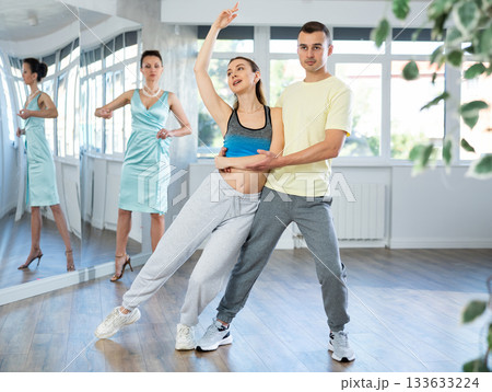 Couple learning to dance Viennese waltz with female choreographer 133633224