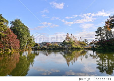紅葉が美しい晩秋の兼六園 紅葉が美しい晩秋の兼六園 133633234