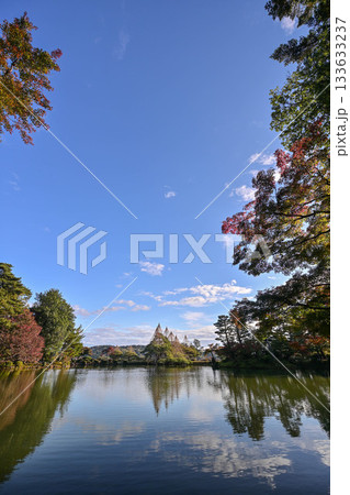 紅葉が美しい晩秋の兼六園 133633237