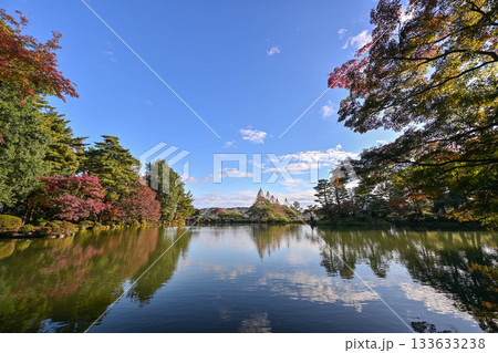 紅葉が美しい晩秋の兼六園 133633238