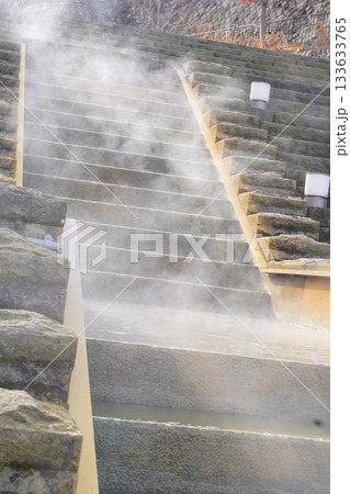 湯気立ちのぼる温泉の石段と滝のように流れる熱気の風景。伊香保の温泉街。 133633765