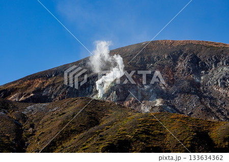 〈福島県〉浄土平から眺める一切経山 133634362